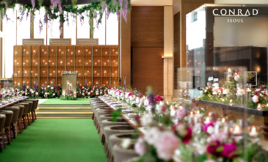 콘래드 서울은 지난달 말 '콘래드 아트리오 웨딩 쇼'(Conrad Atrio Wedding Show)를 통해 우아한 인테리어가 돋보이는 이탈리안 레스토랑 아트리오를 소규모 하우스 웨딩 공간으로 새롭게 제시했다고 4일 밝혔다. 웨딩 관계자들과 예비부부들이 참석한 이번 행사에서는 콘래드 웨딩 만의 다양한 하우스 웨딩 스타일을 선보였다. 이번 출범을 기념해 아트리오 웨딩 패키지를 일요일에 진행하는 고객에게 다양한 특전을 제공하기로 했다. 콘래드 서울 제공